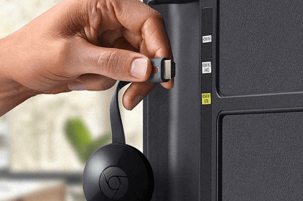Chromecast 장치 케이블을 TV의 HDMI 포트에 연결